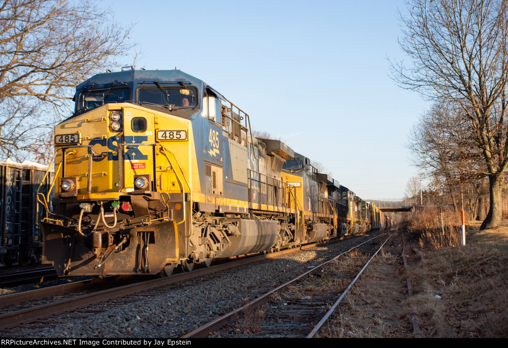 CSX 485 leads M427 through Palmer